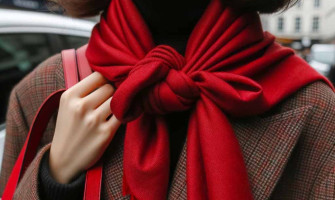 10 moduri de a asorta eșarfele cu gențile de mână pentru un look elegant