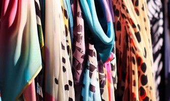 Cum să îmbini stilul și funcționalitatea cu eșarfele Marc Jacobs