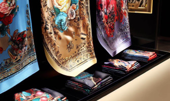 Colecția de eșarfe Dolce & Gabbana: Răsfăț pentru garderoba ta