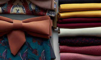 Eșarfe și Papioane: Accesorii Esențiale pentru un Stil Impecabil