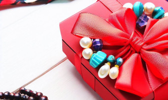 10 cadouri elegante pentru femeile din viața ta: Eșarfe și accesorii de top