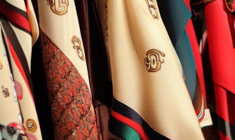 Cum să porți o eșarfă Gucci pentru un look sofisticat