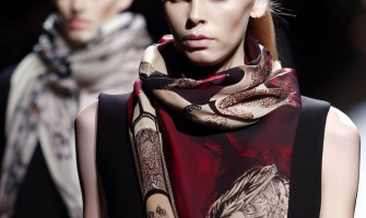Versatilitatea eșarfelor Alexander McQueen: Stil și confort