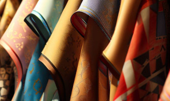 Eșarfe Louis Vuitton: Atotputernicul accesoriu de lux