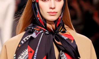 Eșarfe Prada: Expresia autenticității și stilului