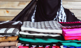 Eșarfele arabe: de la shemagh la hijab, înțelegerea simbolismului și stilului