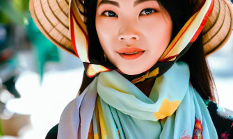 Eșarfele vietnameze: un accesoriu versatil și plin de viață